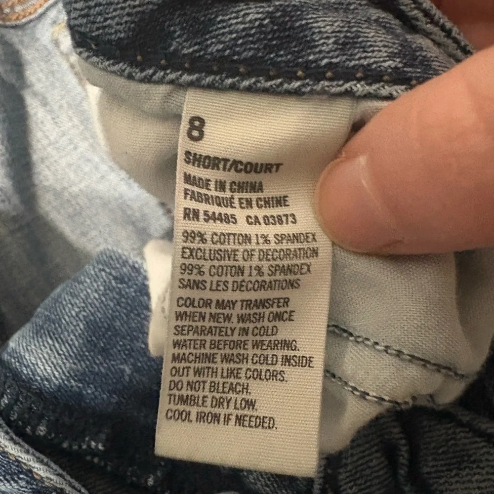 American Eagle Women’s Light Wash straight/ slim leg blue jeans. Size 8 short.
